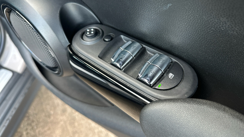 MINI Hatchback 1.5 Cooper Classic 5dr Auto Petrol Hatchback